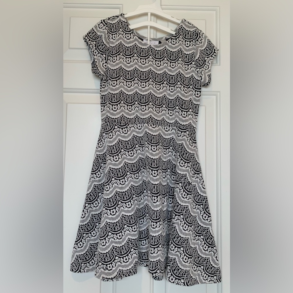 PLACE Girl’s black/white pattern dress size 7/8 60% Rayon 40% polyester spandex